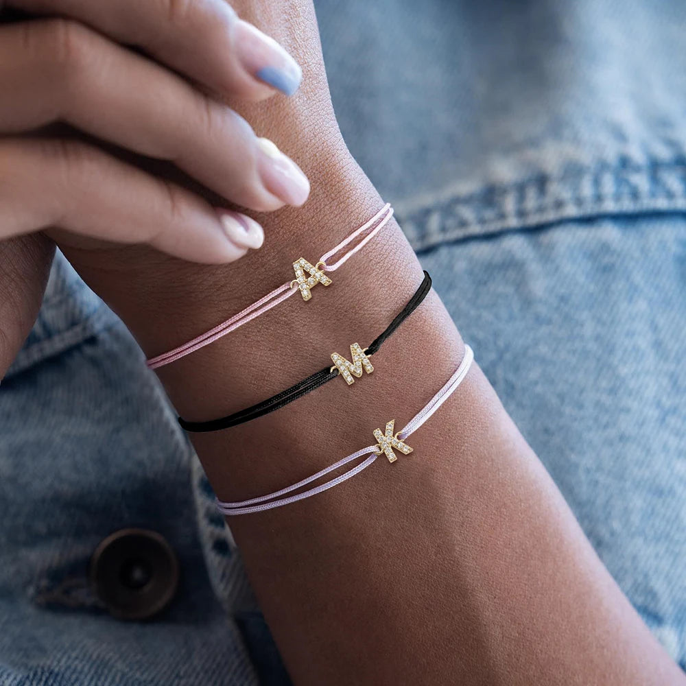 Initialen armband met stof en kleurtjes