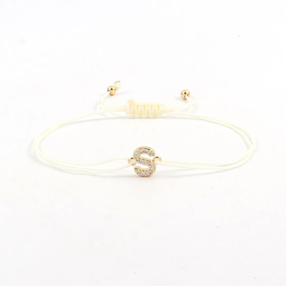 Initialen armband met stof en kleurtjes